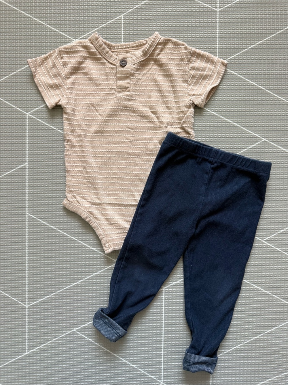 Easy Peasy|Baby gender neutral set,textured Beige Onesie & Navy Pants•••12-18M - Picture 3 of 7